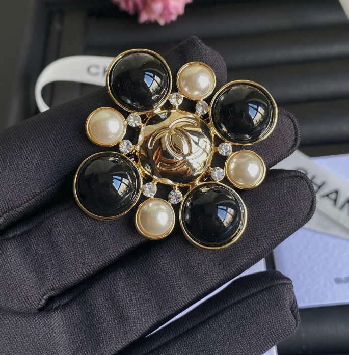 Pearls & Bubbles - Luxe Fashion Design Brooch Pin