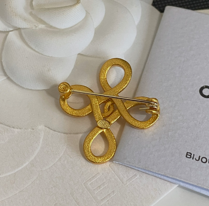 Figure 8 Out - Luxe Fashion Design Brooch Pin