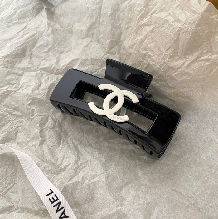 Claw Me Hair Clip - Eggshell White