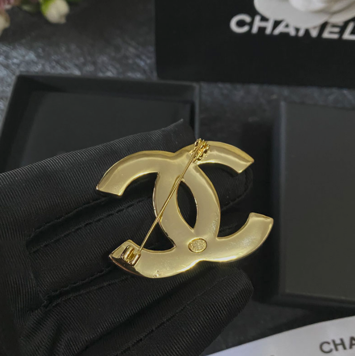 Back To The Classic - Luxe Fashion Design Brooch Pin