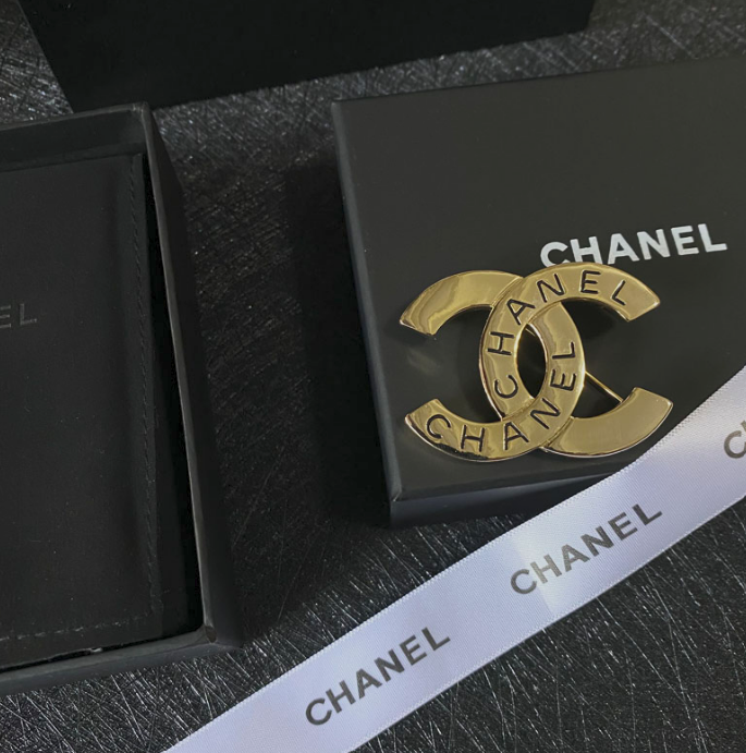 Back To The Classic - Luxe Fashion Design Brooch Pin