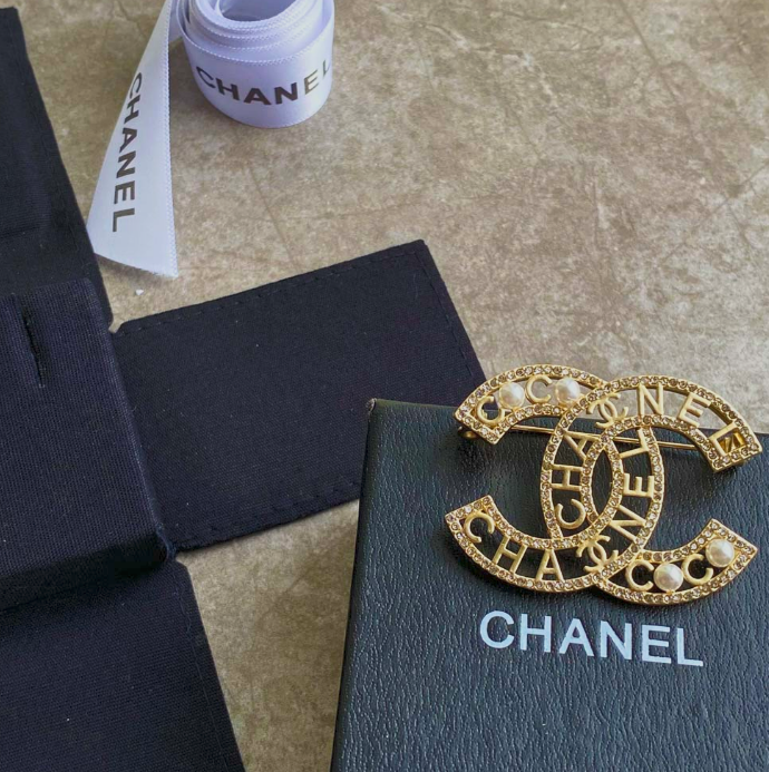 Cross Over - Luxe Fashion Design Brooch Pin