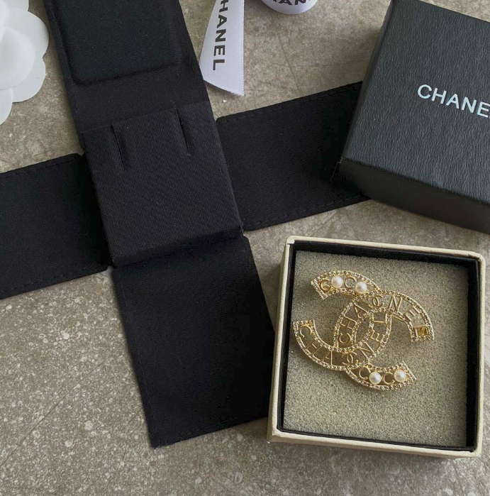 Cross Over - Luxe Fashion Design Brooch Pin