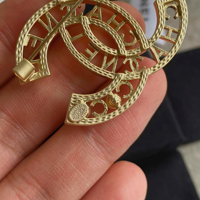 Cross Over - Luxe Fashion Design Brooch Pin