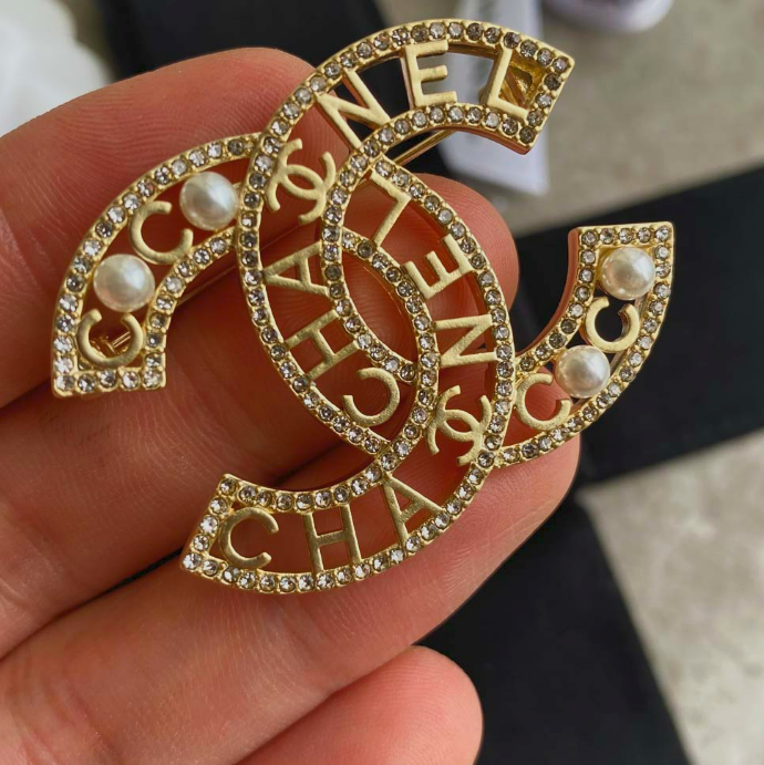 Cross Over - Luxe Fashion Design Brooch Pin