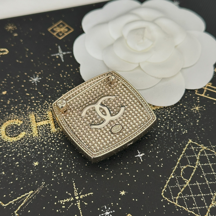 Make Me Up - Luxe Fashion Design Brooch Pin