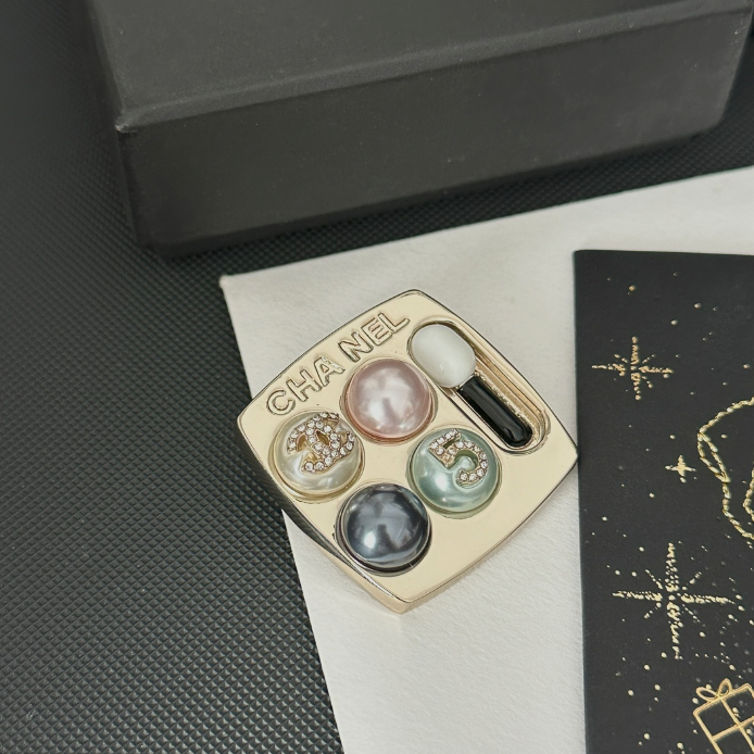 Make Me Up - Luxe Fashion Design Brooch Pin