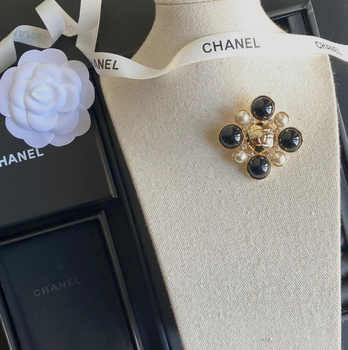 Pearls & Bubbles - Luxe Fashion Design Brooch Pin