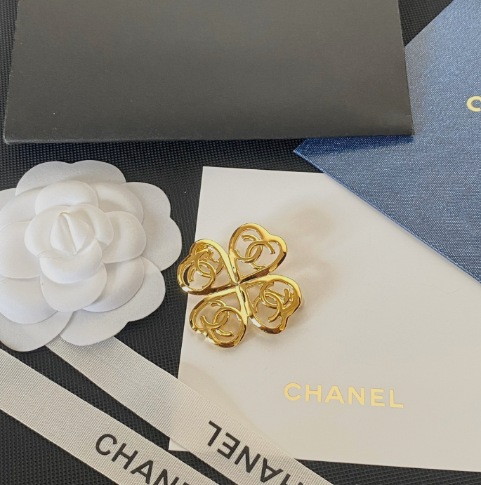 Surrounded By Love - Luxe Fashion Design Brooch Pin