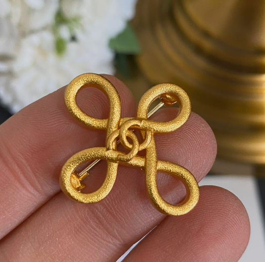 Figure 8 Out - Luxe Fashion Design Brooch Pin
