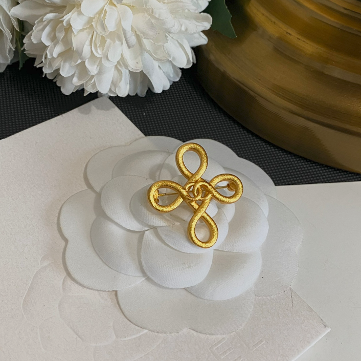 Figure 8 Out - Luxe Fashion Design Brooch Pin