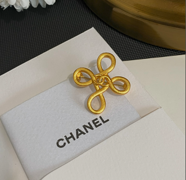 Figure 8 Out - Luxe Fashion Design Brooch Pin