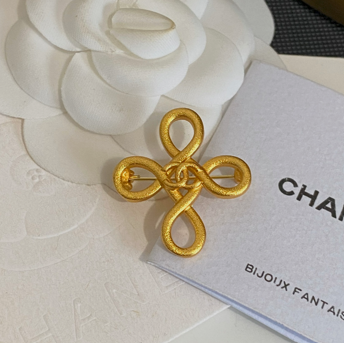 Figure 8 Out - Luxe Fashion Design Brooch Pin