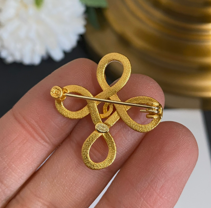 Figure 8 Out - Luxe Fashion Design Brooch Pin
